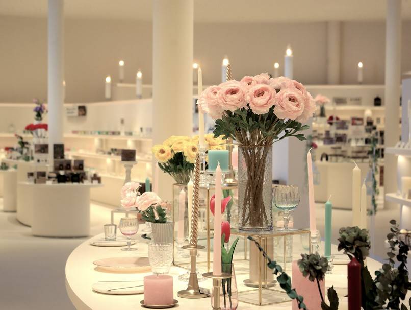 オリジナルグッズや人気商品も充実し、約1200種類のローソクが並ぶ店内