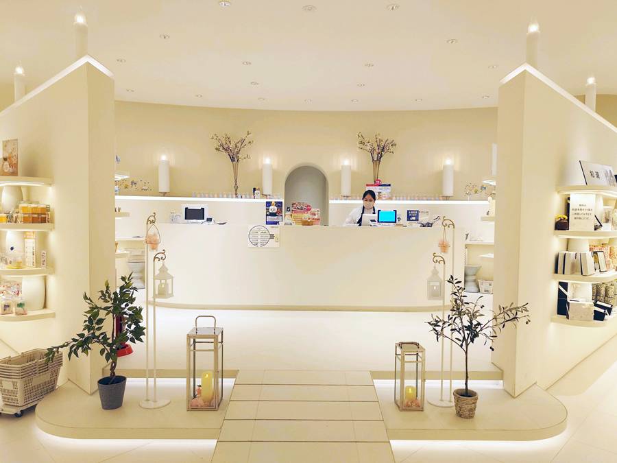 「ずっと、いっしょに、生きていく。」という企業メッセージの通り、人生の様々な節目にそっと寄り添うローソクが並ぶ店内